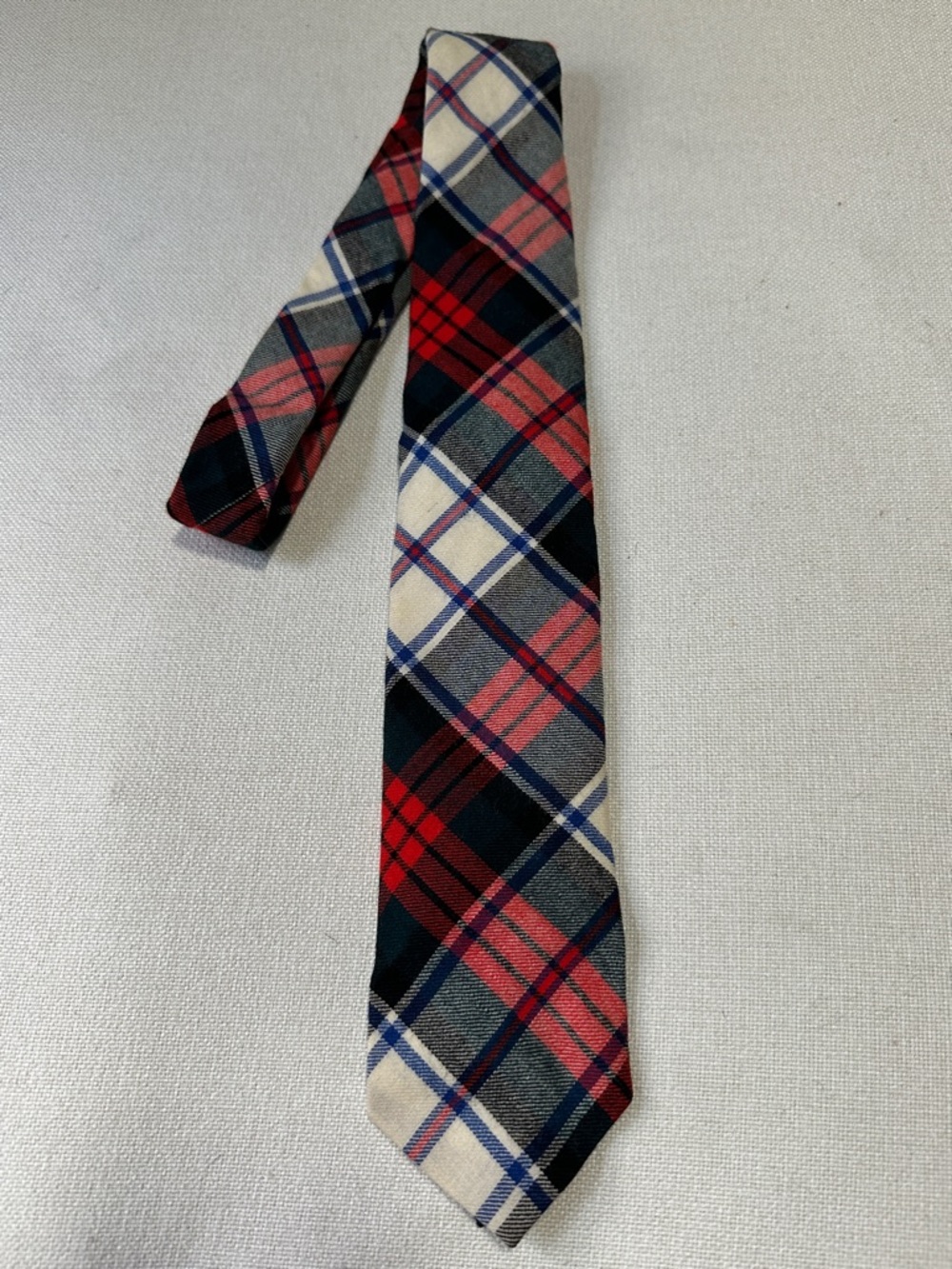 Vintage Bert Pulitzer wool Scottish tartan plaid necktie red black blue 54”